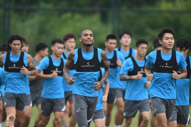 马拉松邀请赛上演强强对话，皖南霹雳队强势横扫庐州天虎队，多点开花奏效；保级形势悄然变化(警察相关马拉松赛事直播回顾)