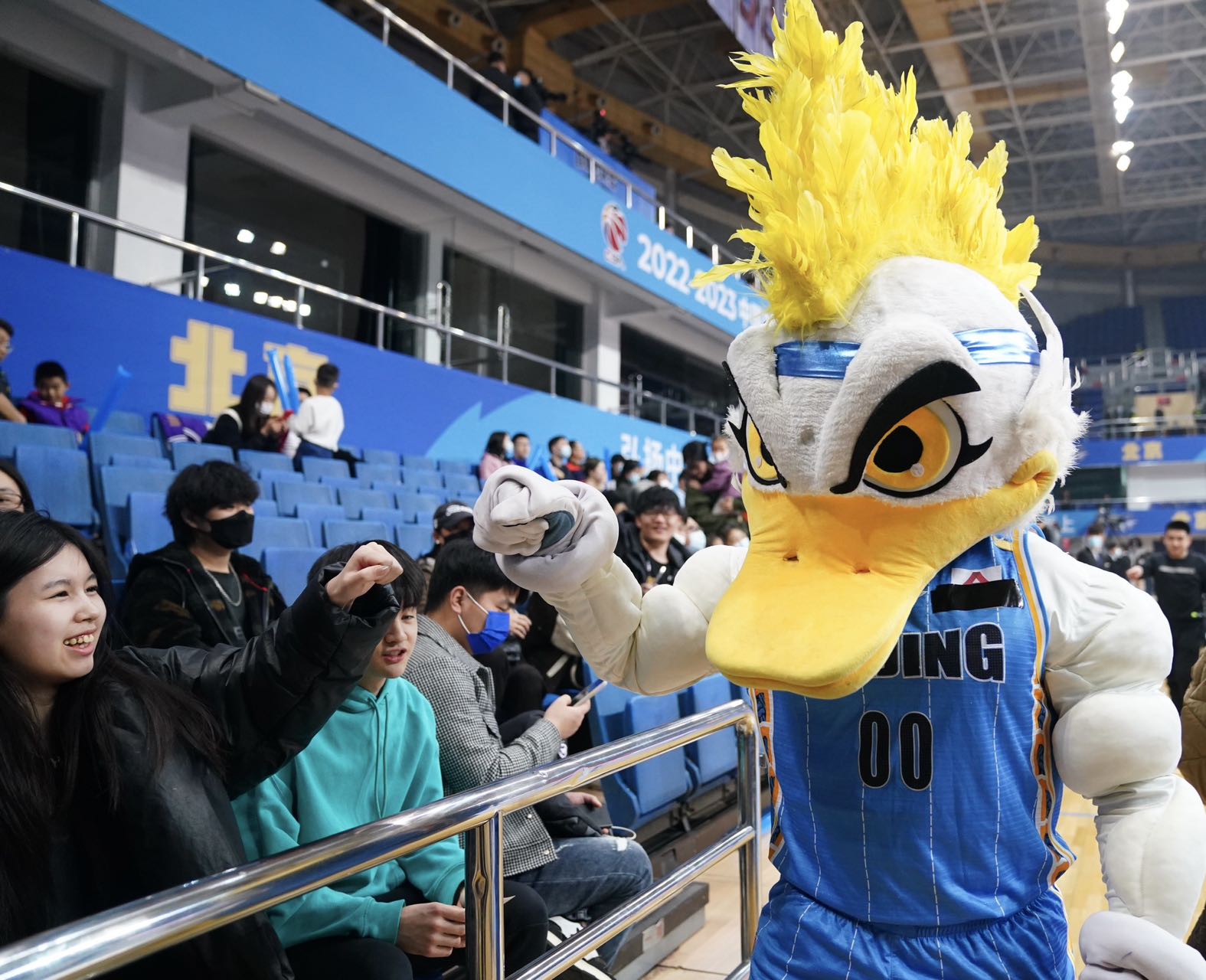 高尔夫赛场再起风云：漠南鲨队队小胜南城独角兽队，脚步移动更到位主场山呼海啸(球场风云小程序攻略大全最新)