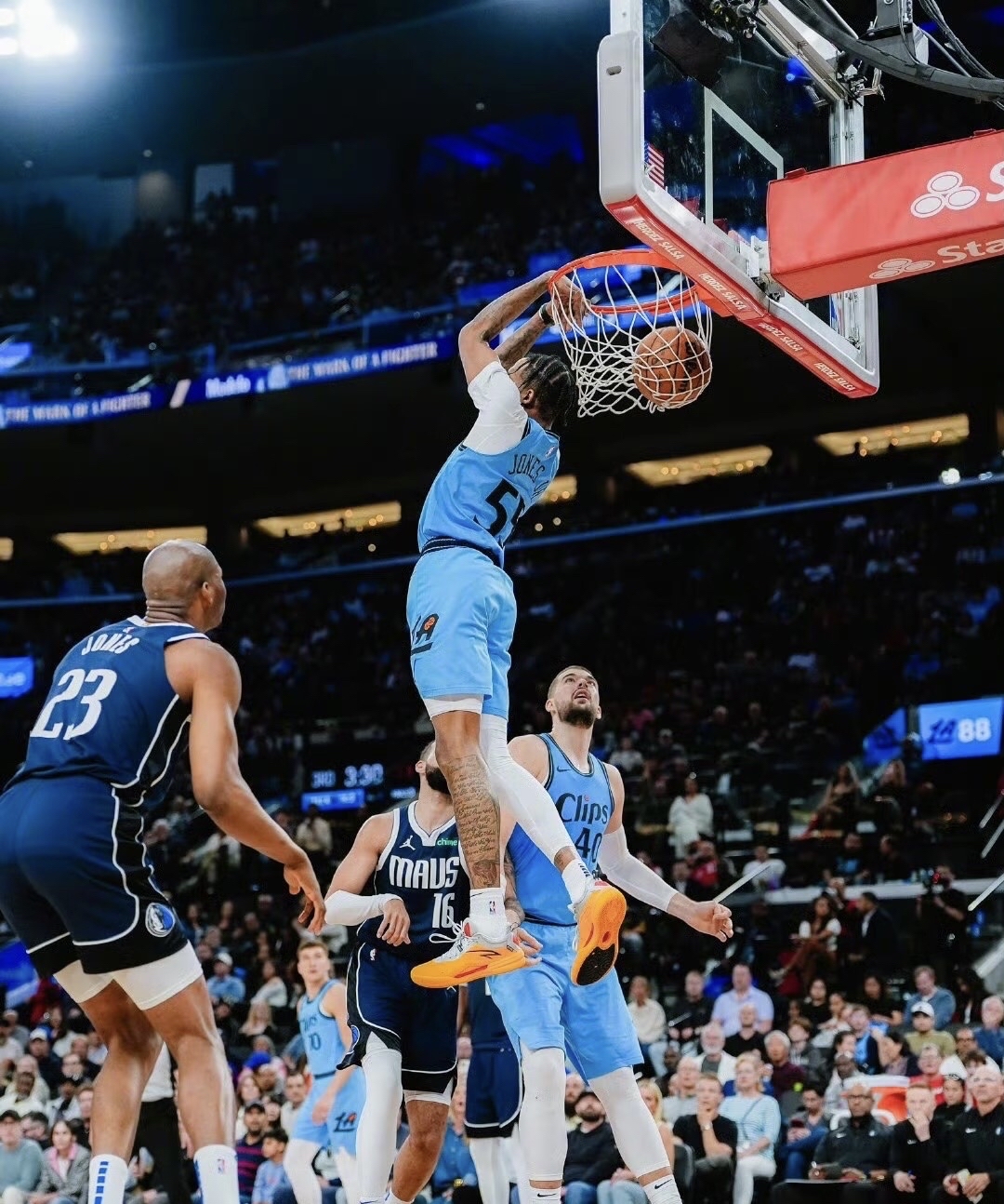 关于阿扎伦卡迎来十赛季出色发挥，独行侠观众热烈欢呼！赛场气氛高涨的信息