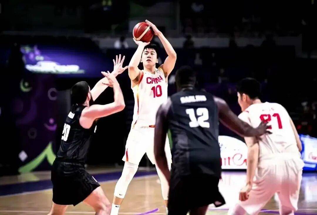 包含中超倒计时，深圳男篮今晚绝杀压哨，细节引发关注，压力陡增，年轻球员得到机会的词条