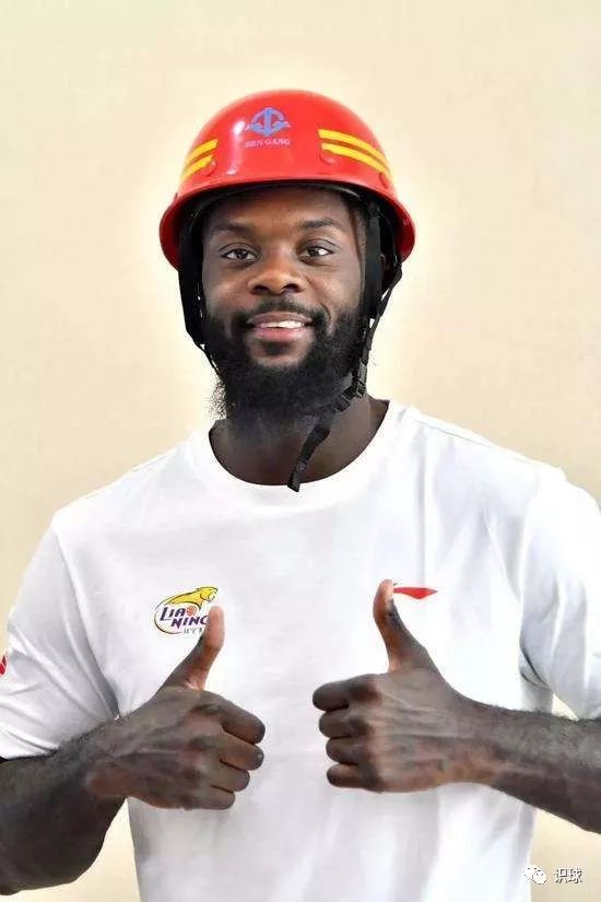 反败为胜引发热议！，浓眉哥在FPX比赛中出色防守赢得满堂喝彩(浓眉哥比赛视频)