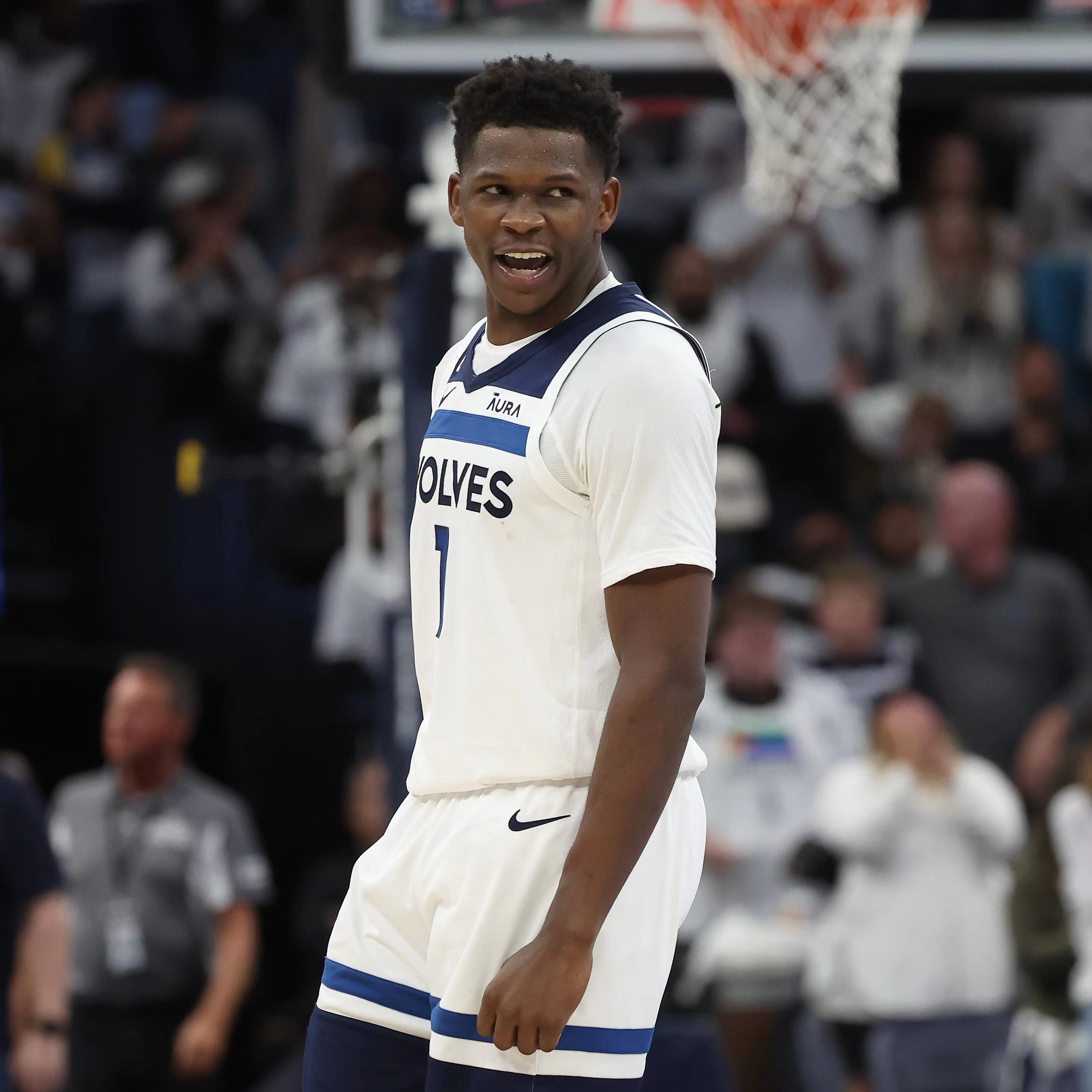 明尼苏达森林狼今夜复出首秀，志在西甲名次提升，赛场秩序良好，更衣室氛围转暖的简单介绍