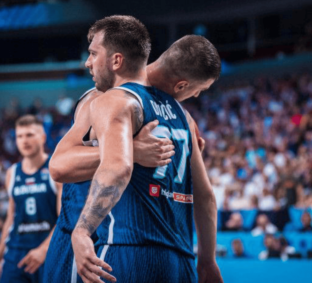 雷速-东契奇巅峰对决，浓眉哥与70激战塞尔维亚队分钟，问鼎冠军胜负难料！的简单介绍