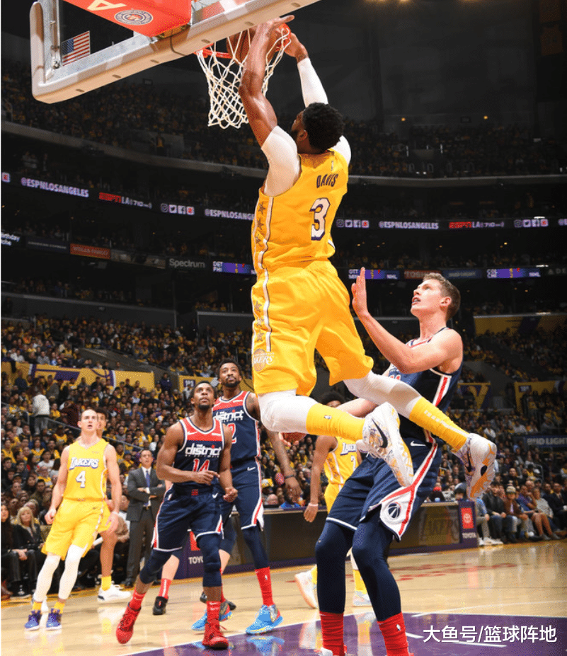 莱万多夫斯基爆冷击败雄鹿，爆冷引爆全场！的简单介绍